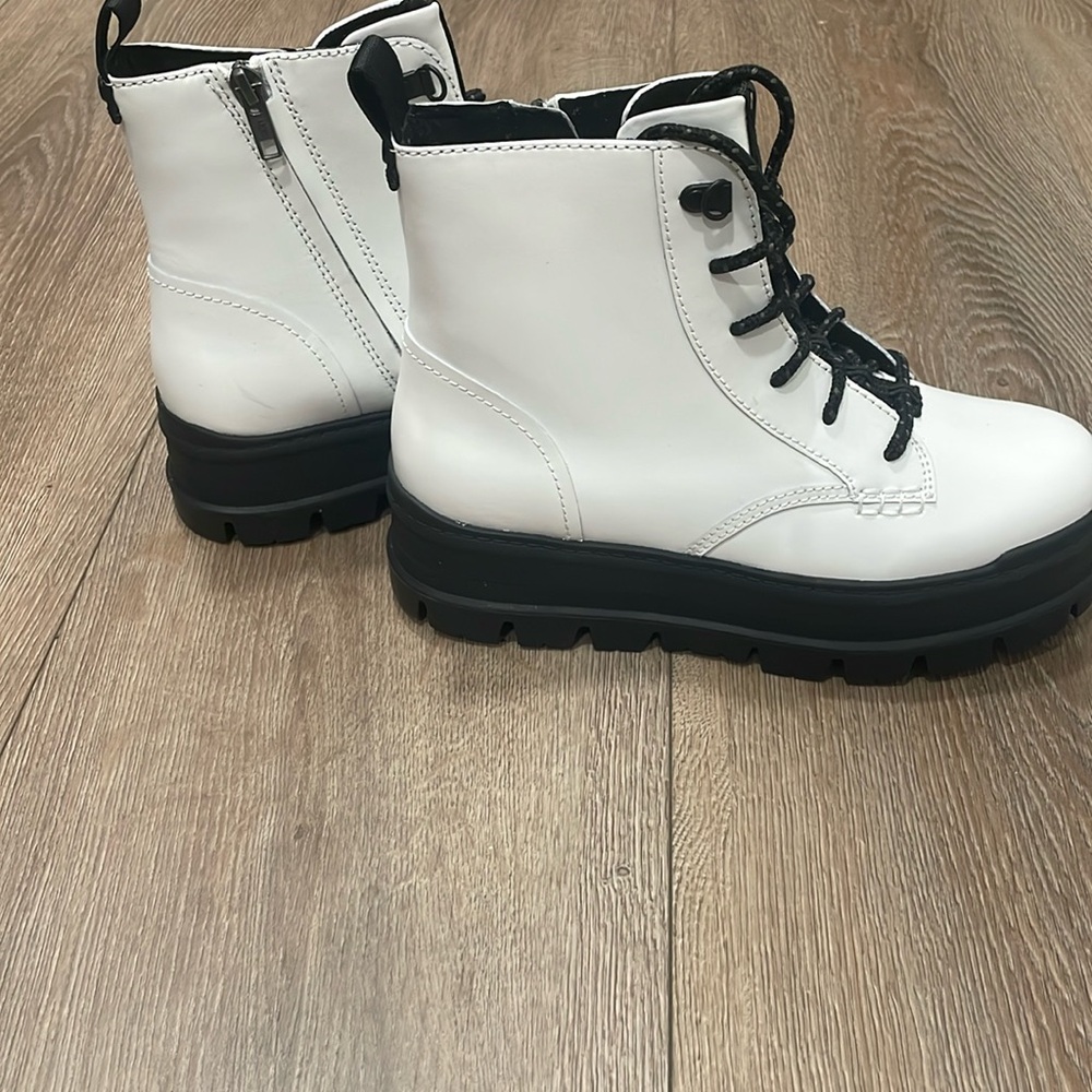 ✨🩶NWOT UGG White Platform Boot🩶✨